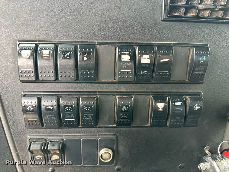 image for item DW2764 2000 Westernstar 4900  dump truck