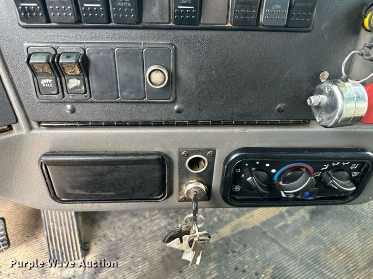 image for item DW2764 2000 Westernstar 4900  dump truck