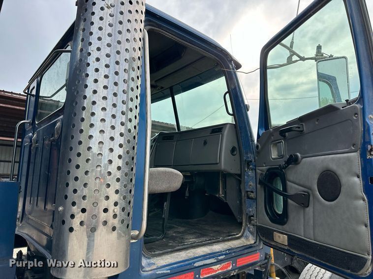 image for item DW2764 2000 Westernstar 4900  dump truck