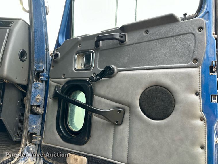 image for item DW2764 2000 Westernstar 4900  dump truck