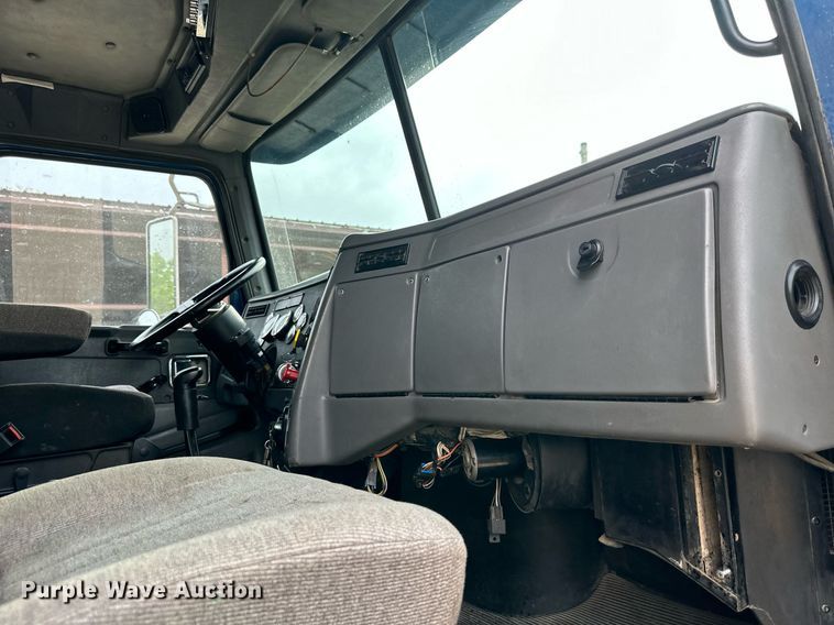 image for item DW2764 2000 Westernstar 4900  dump truck