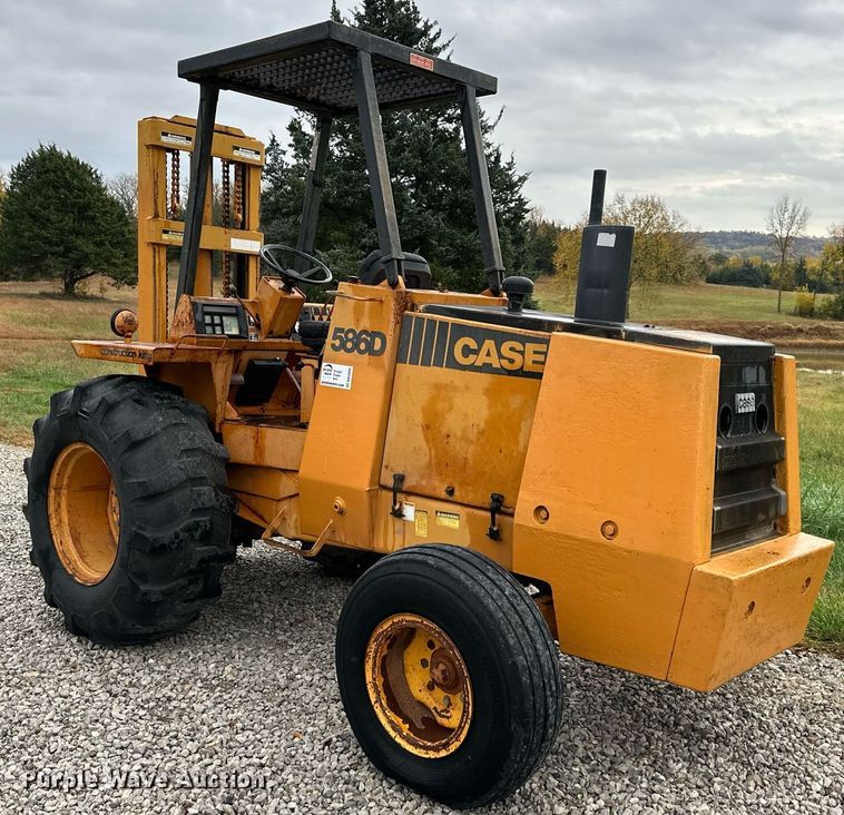 image for item DW2892 1982 Case 586D  forklift