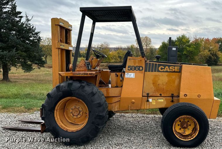 image for item DW2892 1982 Case 586D  forklift
