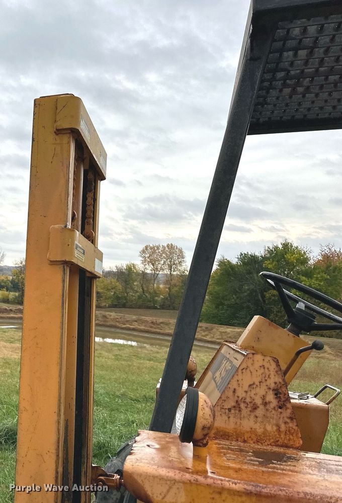 image for item DW2892 1982 Case 586D  forklift