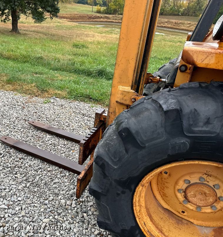 image for item DW2892 1982 Case 586D  forklift