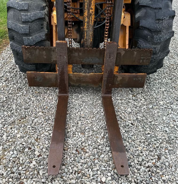 image for item DW2892 1982 Case 586D  forklift