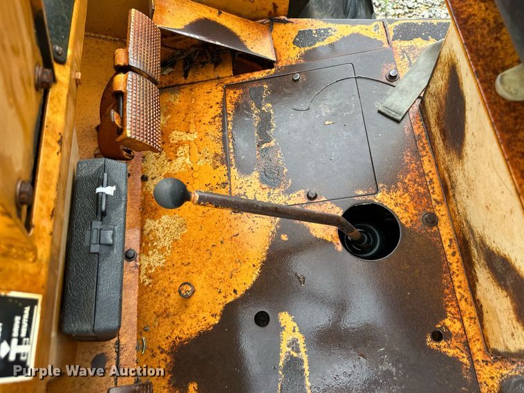 image for item DW2892 1982 Case 586D  forklift