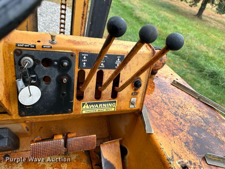 image for item DW2892 1982 Case 586D  forklift