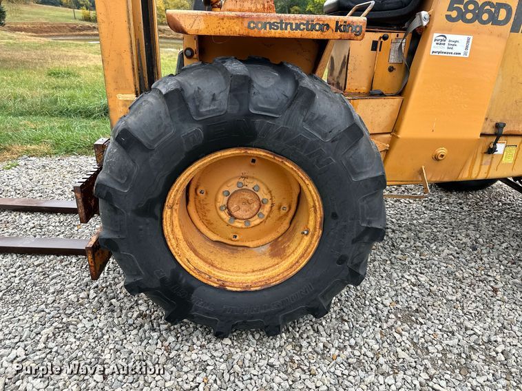 image for item DW2892 1982 Case 586D  forklift