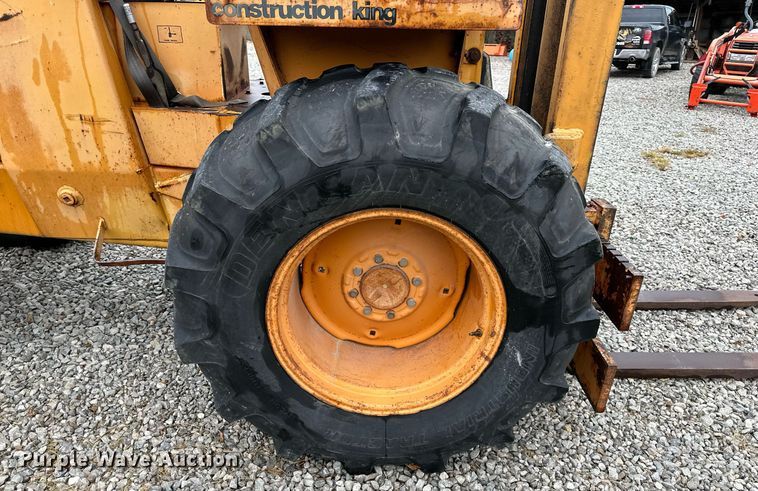 image for item DW2892 1982 Case 586D  forklift