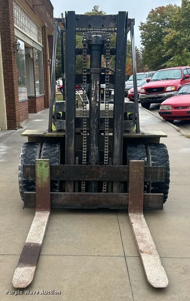 image for item DW2895 Clark  forklift