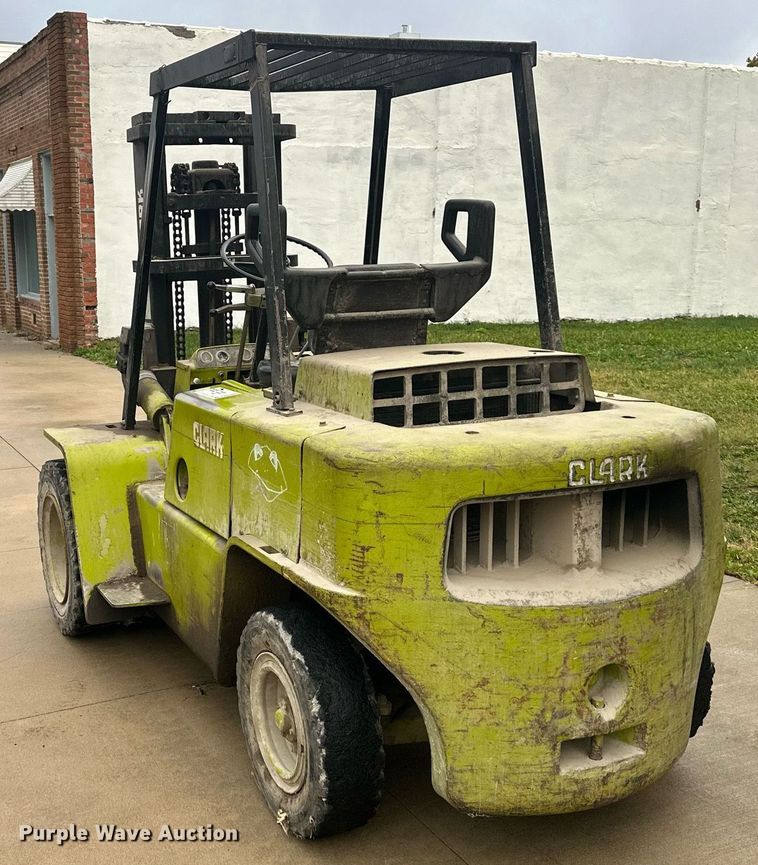 image for item DW2895 Clark  forklift