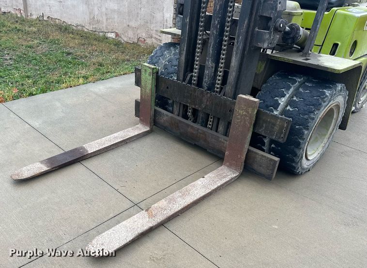 image for item DW2895 Clark  forklift