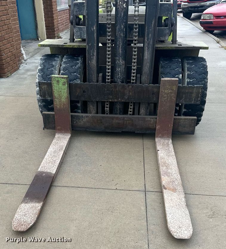 image for item DW2895 Clark  forklift