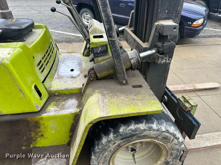 image for item DW2895 Clark  forklift