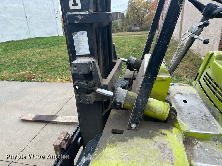 image for item DW2895 Clark  forklift