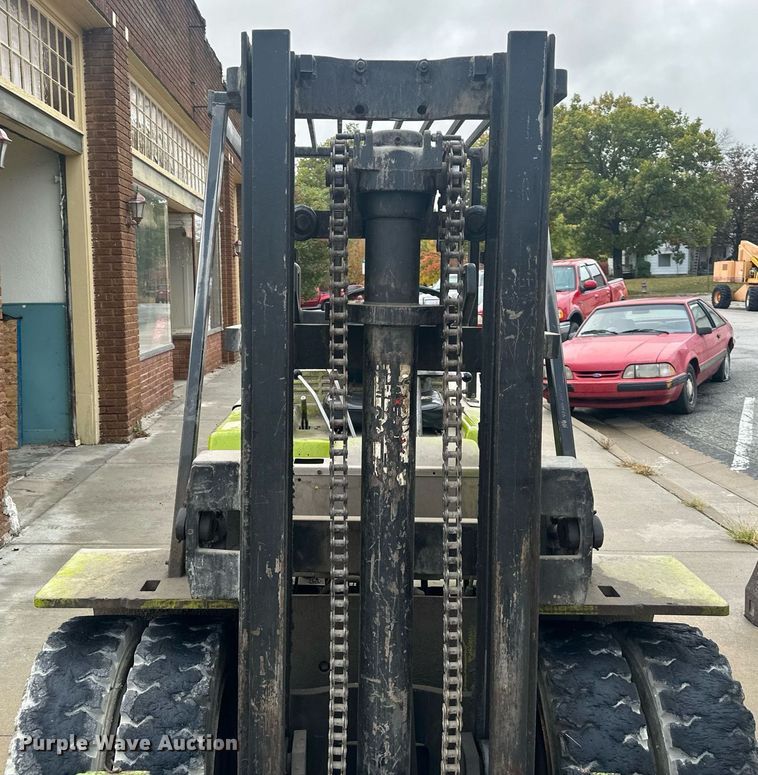 image for item DW2895 Clark  forklift