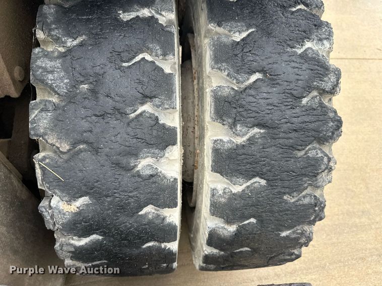 image for item DW2895 Clark  forklift