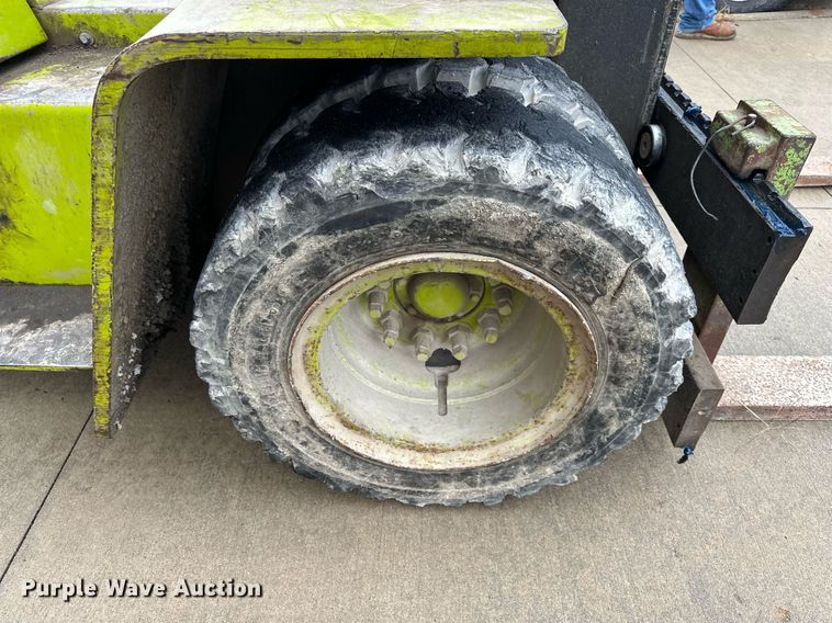 image for item DW2895 Clark  forklift