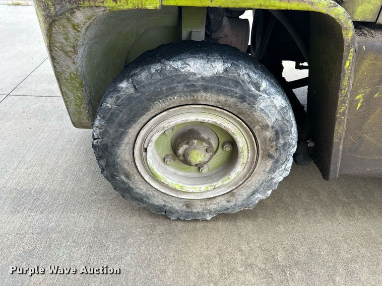 image for item DW2895 Clark  forklift