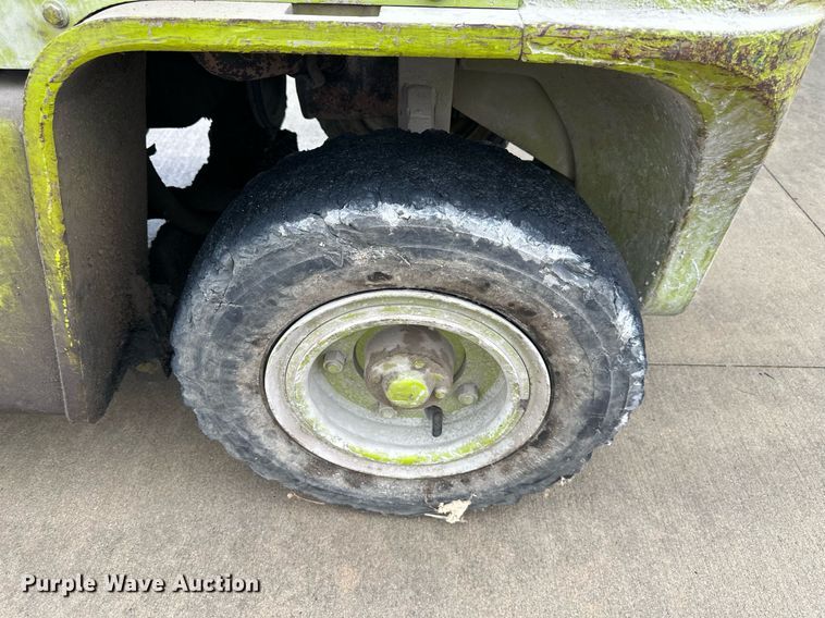 image for item DW2895 Clark  forklift