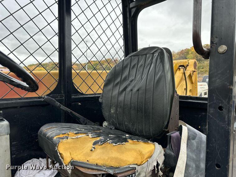 image for item DW2898 1996 Caterpillar TH83  telehandler