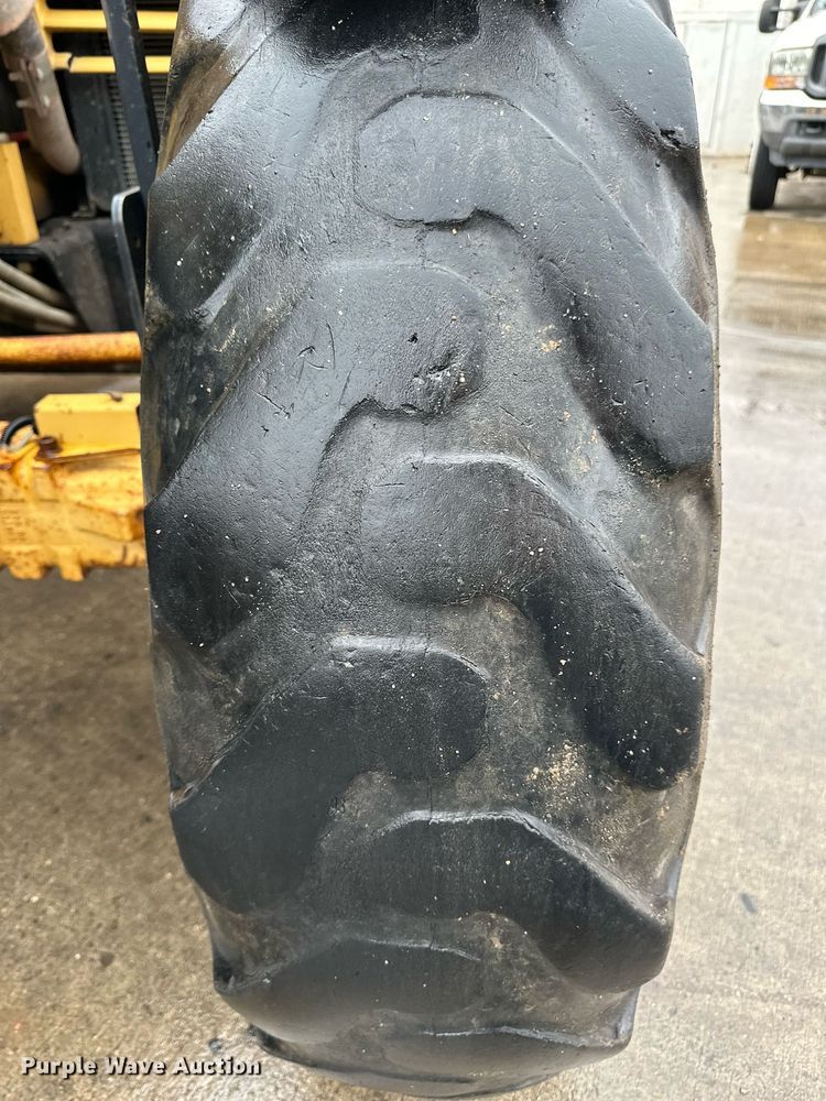 image for item DW2898 1996 Caterpillar TH83  telehandler