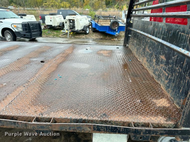 image for item DW2901 2004 GMC W4500  flatbed truck