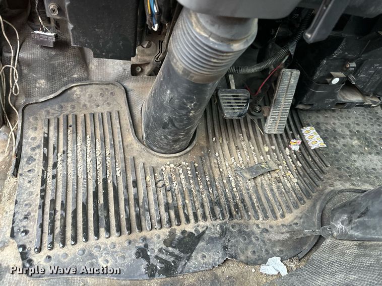 image for item DW2901 2004 GMC W4500  flatbed truck