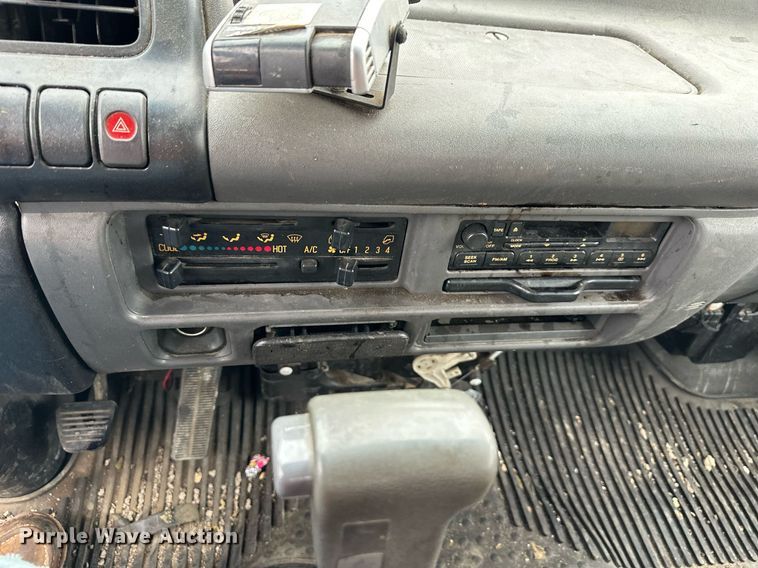 image for item DW2901 2004 GMC W4500  flatbed truck