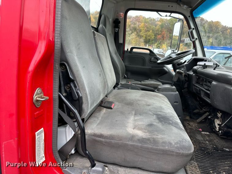 image for item DW2901 2004 GMC W4500  flatbed truck