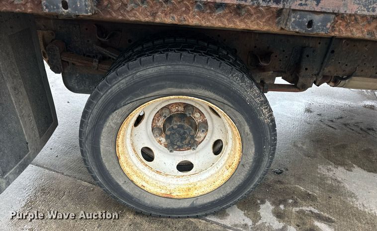 image for item DW2901 2004 GMC W4500  flatbed truck