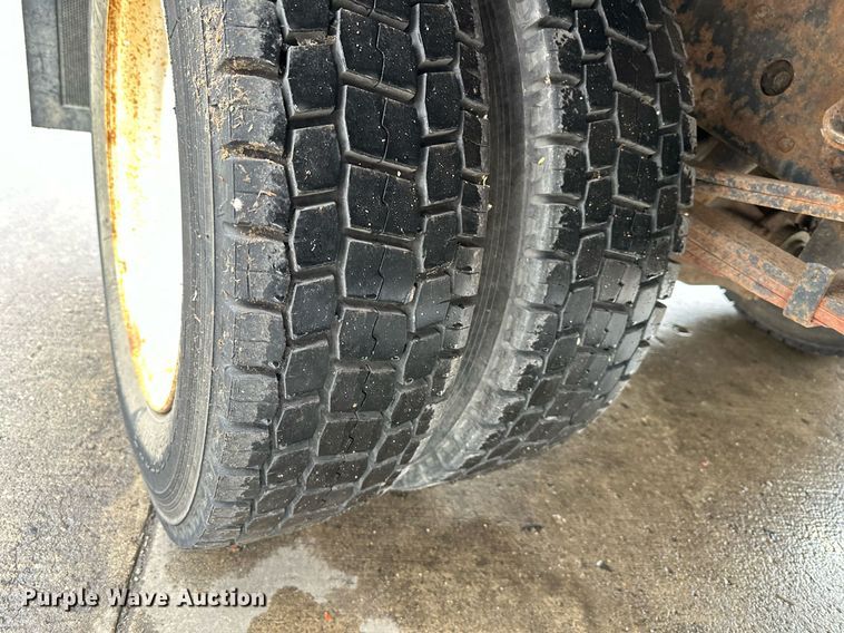 image for item DW2901 2004 GMC W4500  flatbed truck