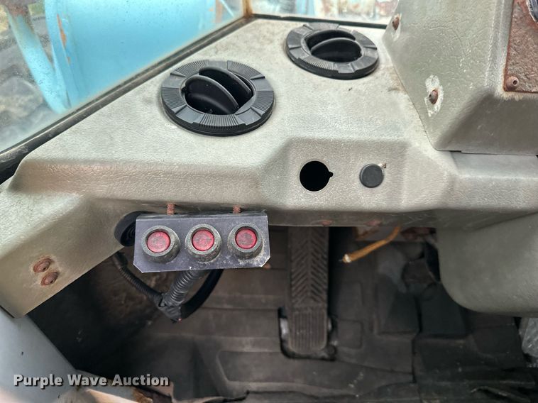 image for item DW2915 1999 Hyundai HL760  wheel loader