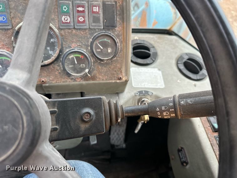 image for item DW2915 1999 Hyundai HL760  wheel loader