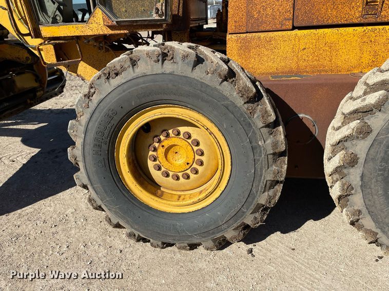 image for item GG9774 1987 John Deere 770 B-H  motor grader