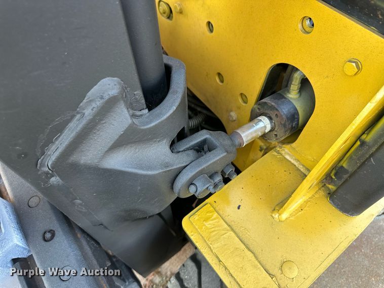 image for item IU9061 Yale GLP030VXNEAE090  forklift