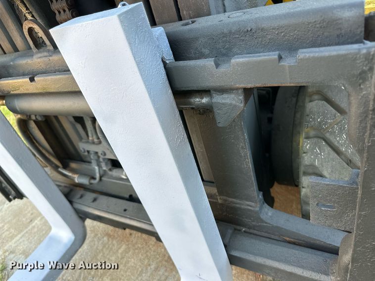 image for item IU9061 Yale GLP030VXNEAE090  forklift