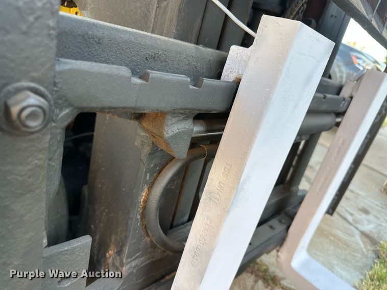 image for item IU9061 Yale GLP030VXNEAE090  forklift