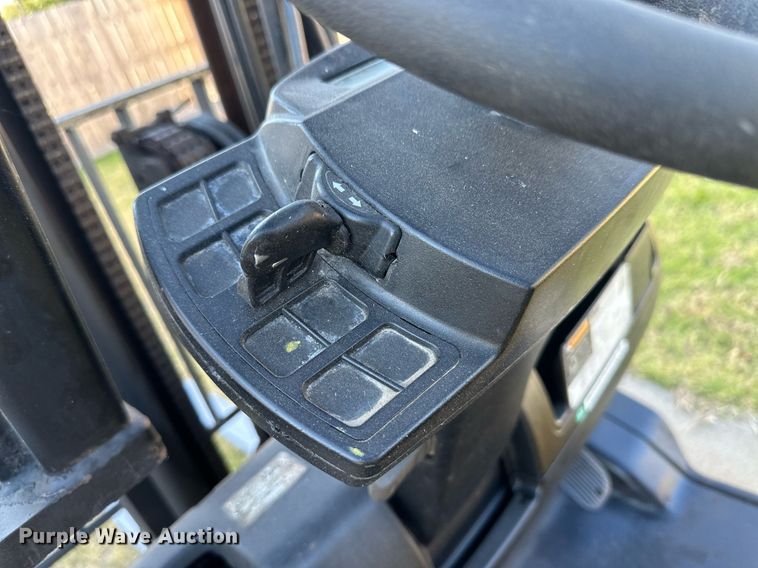 image for item IU9061 Yale GLP030VXNEAE090  forklift