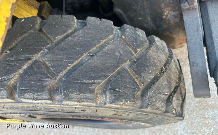 image for item IU9061 Yale GLP030VXNEAE090  forklift