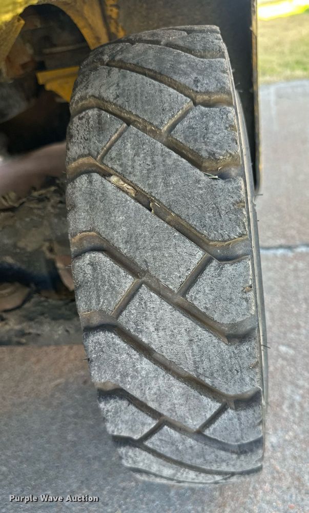 image for item IU9061 Yale GLP030VXNEAE090  forklift