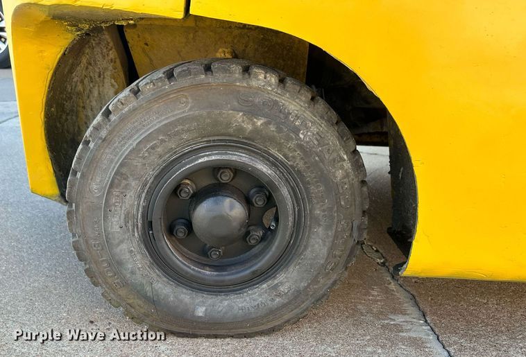 image for item IU9061 Yale GLP030VXNEAE090  forklift