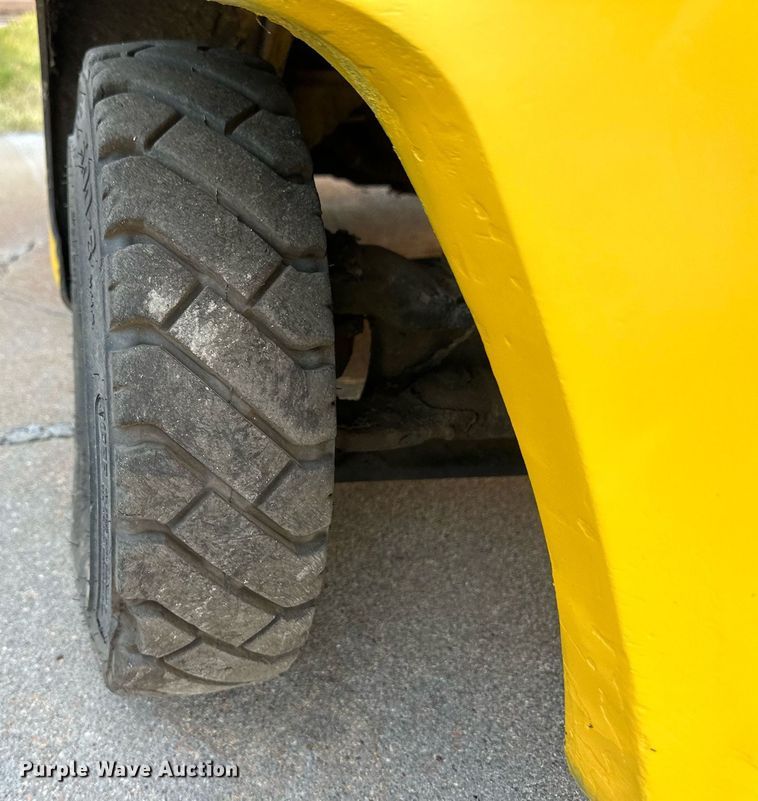 image for item IU9061 Yale GLP030VXNEAE090  forklift