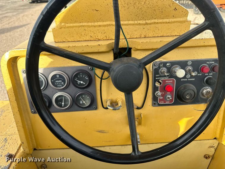 image for item IU9067 2001 Hypac C530AH  pneumatic roller