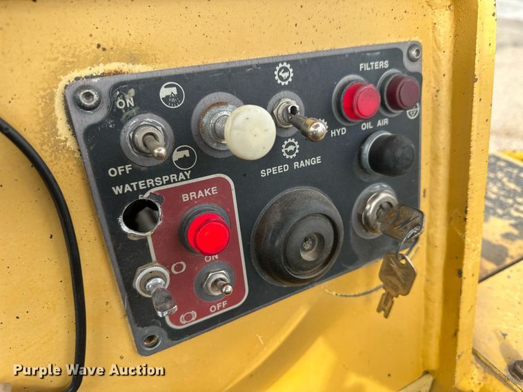 image for item IU9067 2001 Hypac C530AH  pneumatic roller