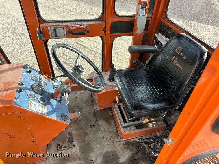 image for item IU9068 Broce RJ350  broom