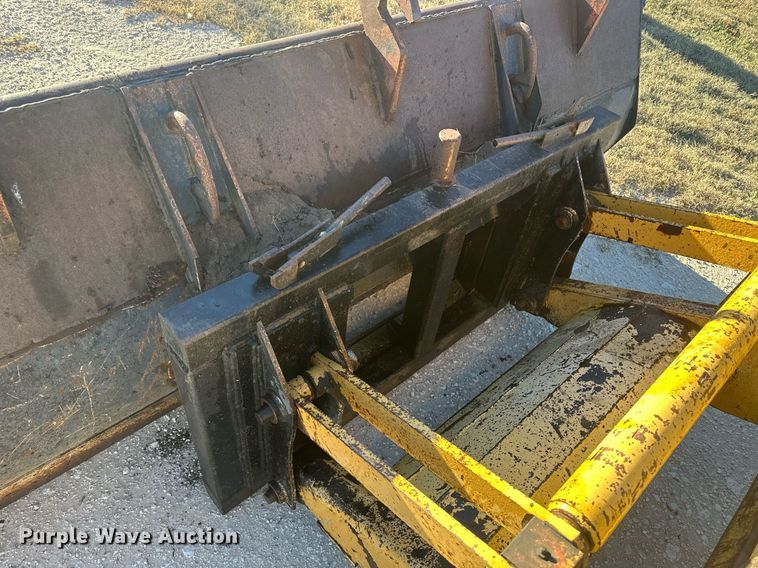 image for item IU9092 1993 Ford New Holland 555D  backhoe