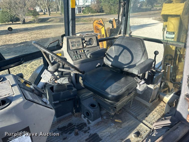 image for item IU9092 1993 Ford New Holland 555D  backhoe