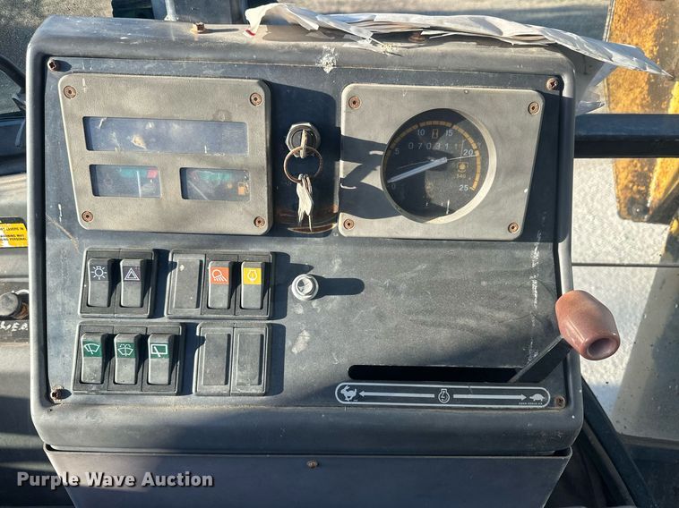 image for item IU9092 1993 Ford New Holland 555D  backhoe